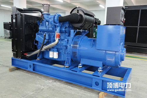 400kW柴油發(fā)電機組起動(dòng)機運轉無(wú)力，柴油機飛輪只能轉動(dòng)半圈